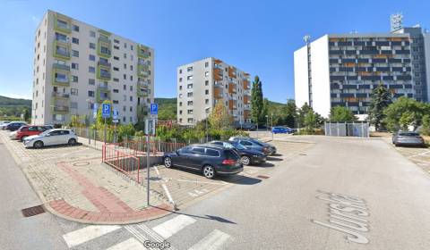  Hľadáme 2-3-izbový byt na prenájom v okolí Jurskej ul. BA Nové Mesto