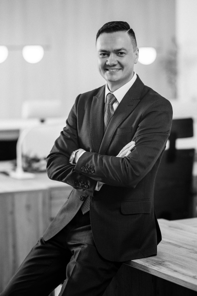  Andrii Oksanichenko PhD. / Maklér