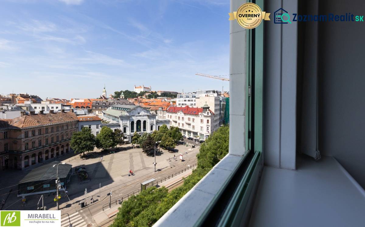 Kilátás az irodákból Pozsony - Óváros, SNP tér, történelmi épületekkel.