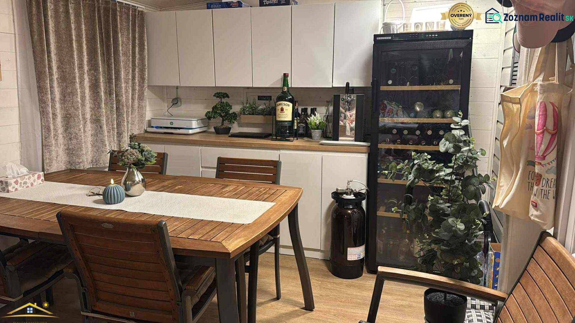 Étkező sarok borhűtővel és dekorációkkal, fa dekoros padló. Különleges ingatlanok.