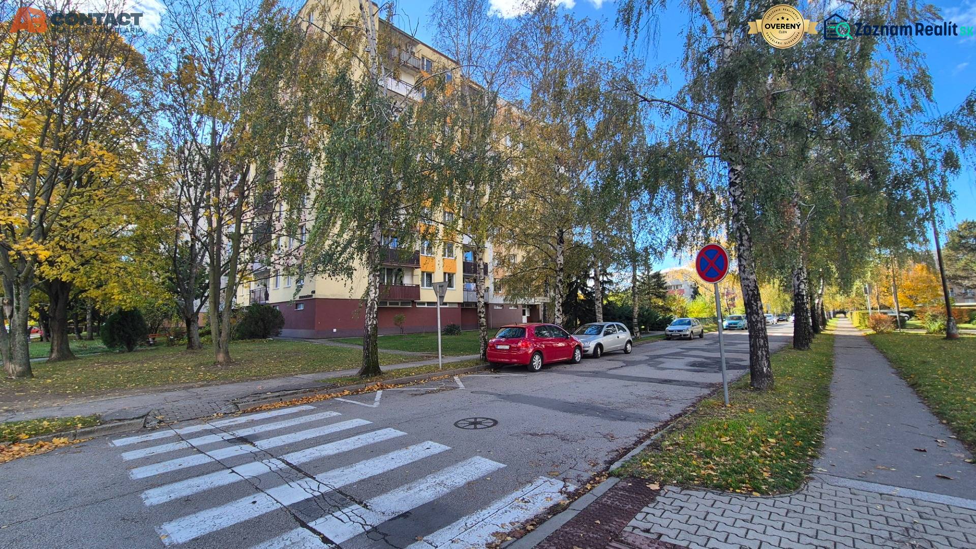 Őszi Komenský utca Pöstyénben egy lakóházzal és parkolási lehetőséggel egy 3 szobás lakáshoz.