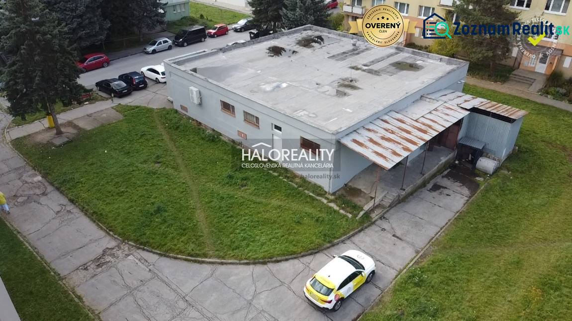 Kereskedelmi helyiségek Rimaszombatban környező zöldterülettel és parkolóval.