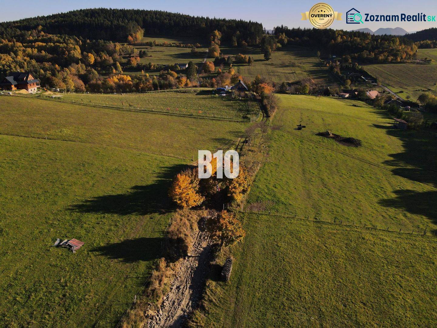 Zöldterületek és rétek a Pozemkoch-ban - lakóhely Petrovicében, fákkal és dombokkal körülvéve.