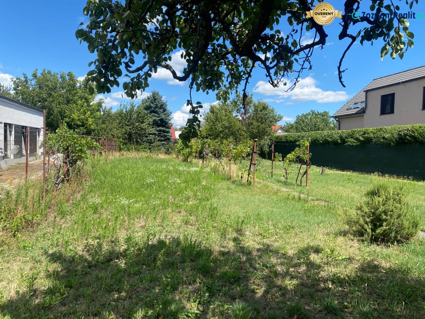 Kert gyepes területtel és szőlővel Pozsonyban - Dunajská Biskupicén, ideális lakóingatlanok számára.