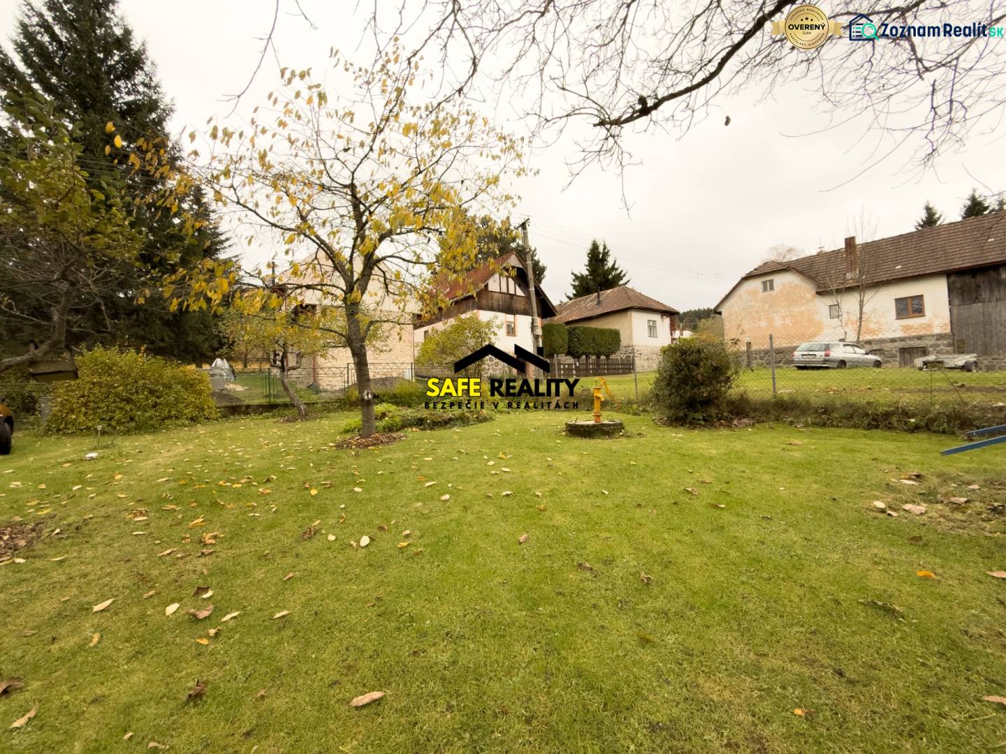 Kert a családi ház mellett Sklenén, a Sklené utcában, gyümölcsfákkal.