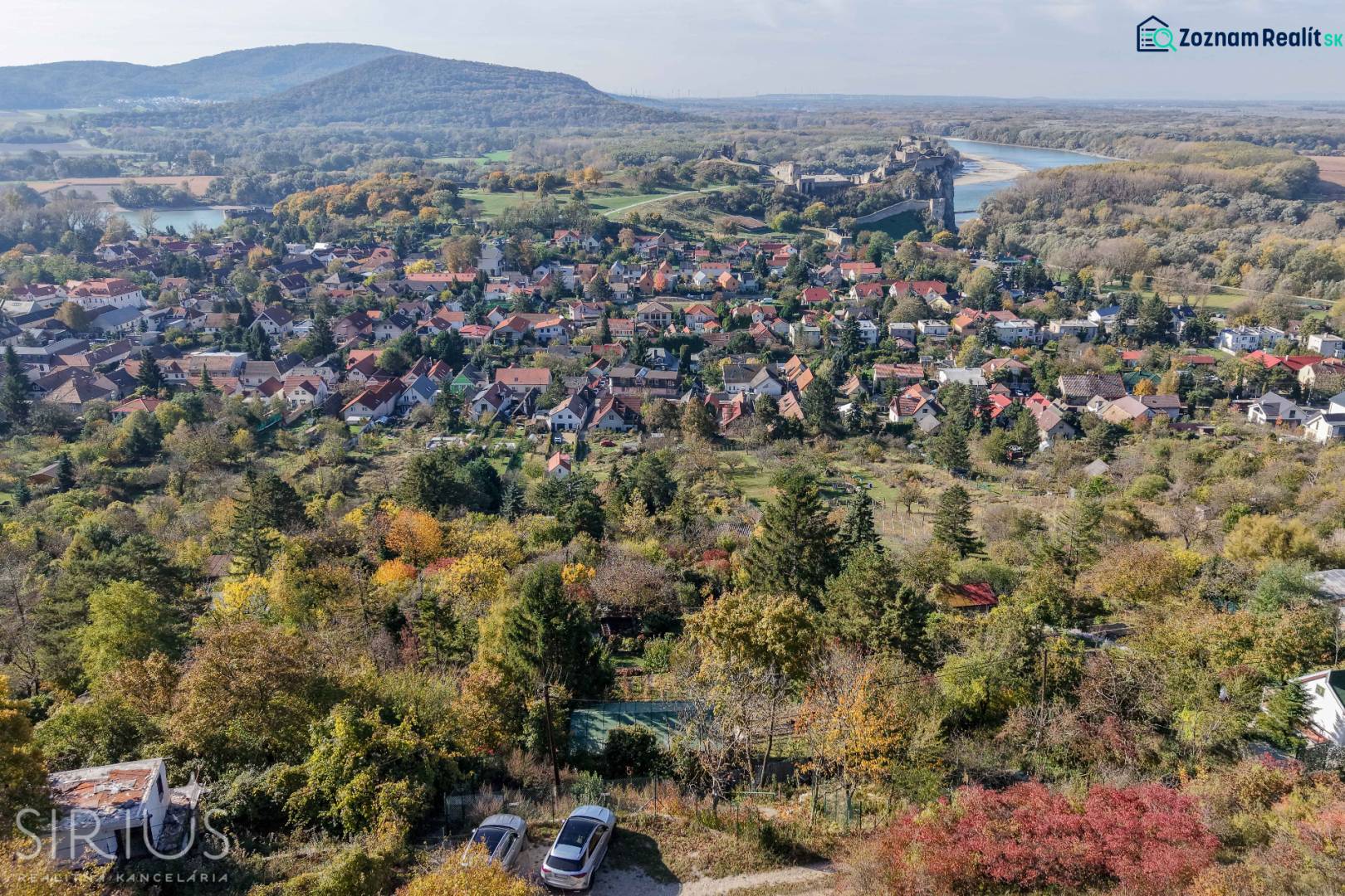 Kilátás Dévényből a Visszaútra a vidéki kertek szépségét és a láthatáron lévő várat kínálja.