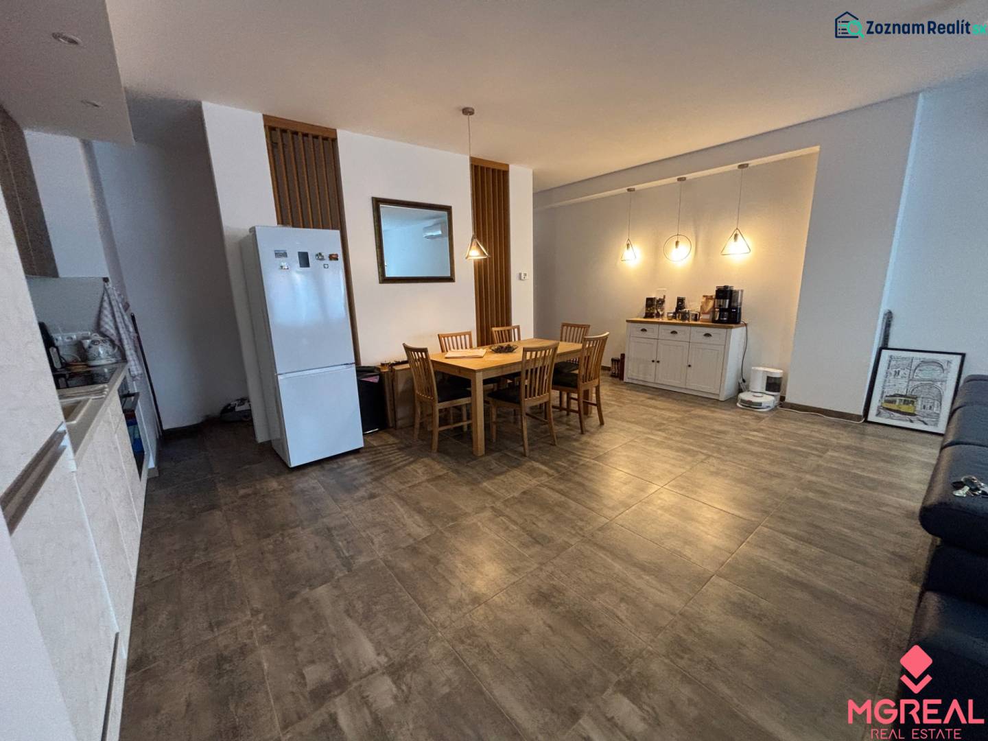 Étkező sarok egy kétszobás lakásban asztallal és székekkel, fa dekorációjú padlóval.