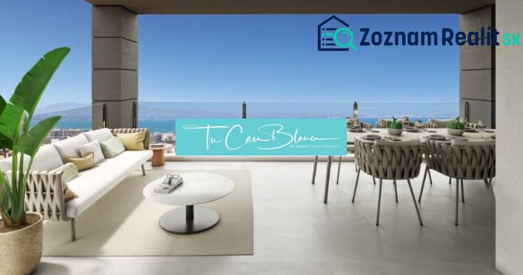 A torreviejai nyaraló apartman verandája tengerre néző kilátással és kényelmes ülőhellyel.