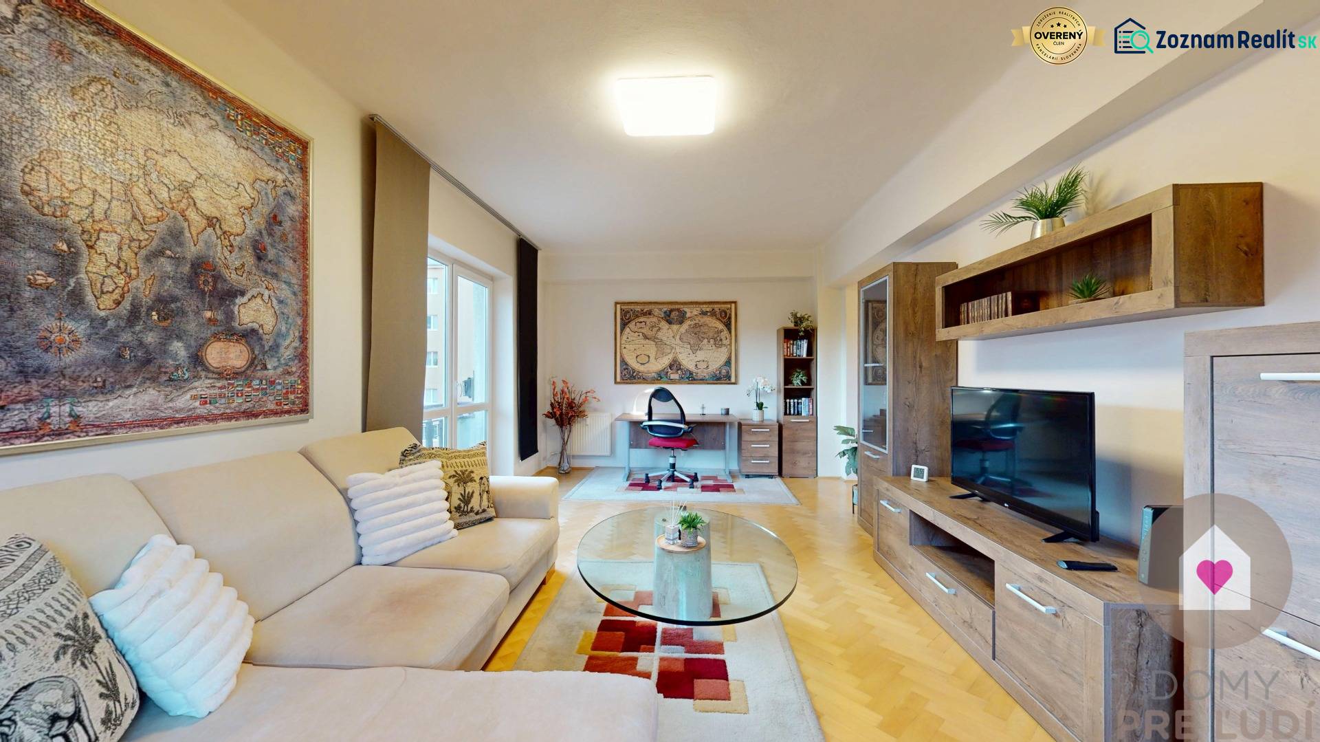 Nappali egy kétszobás lakásban, térképpel a falon és fa dekorációjú padlóval.