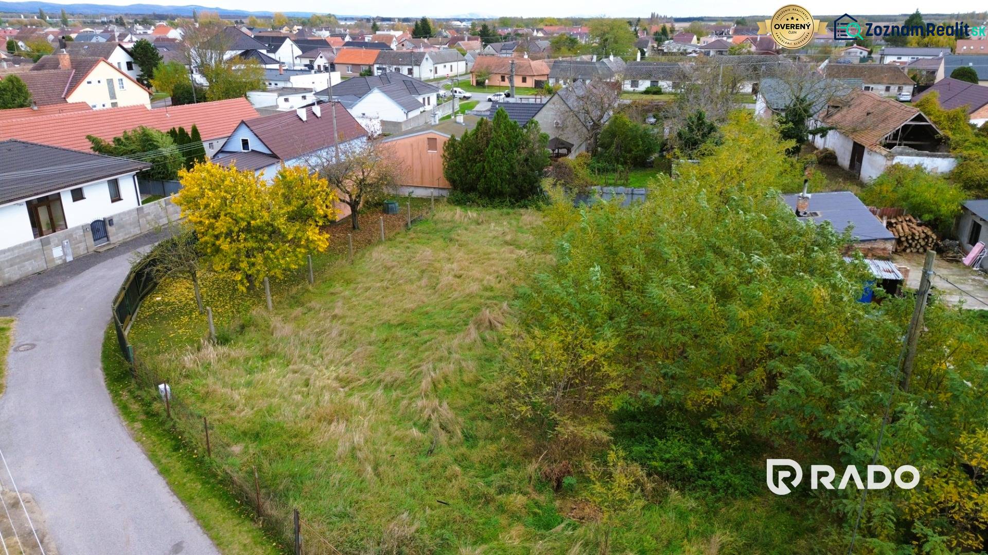 Telek Gajarban, lakóövezetben, házak környezetében.