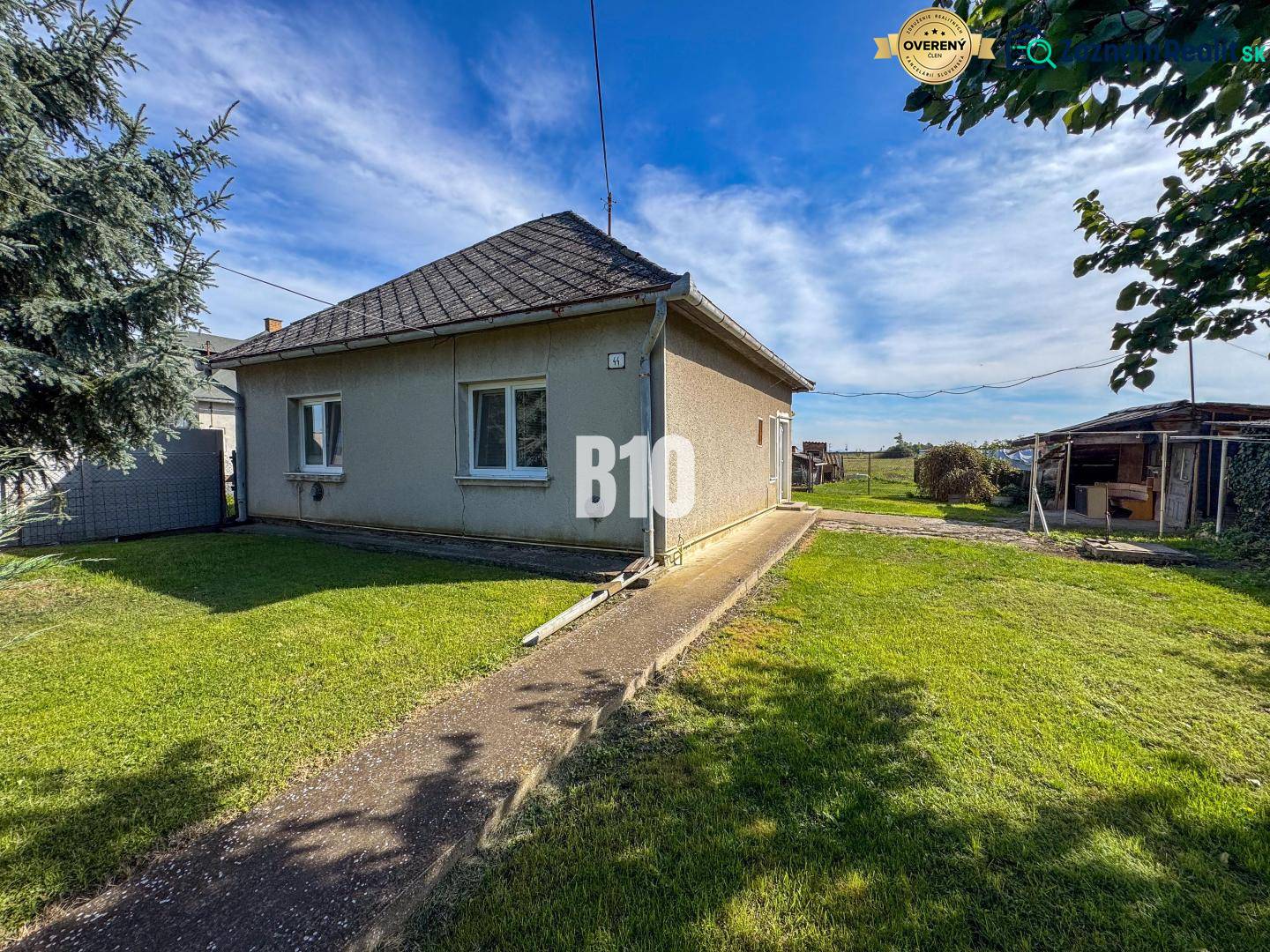 Családi ház Ondrejovcén füves udvarral a kék ég alatt.