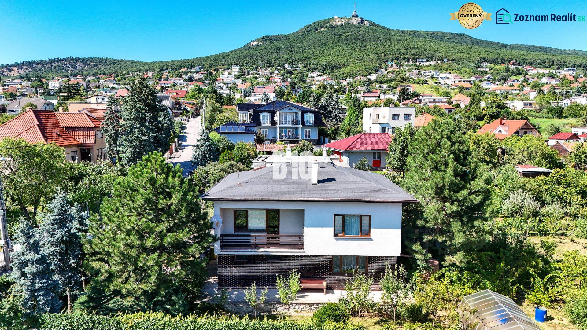 Családi ház a Nyitrai Kő utcában, zölddel és más házakkal körülvéve.