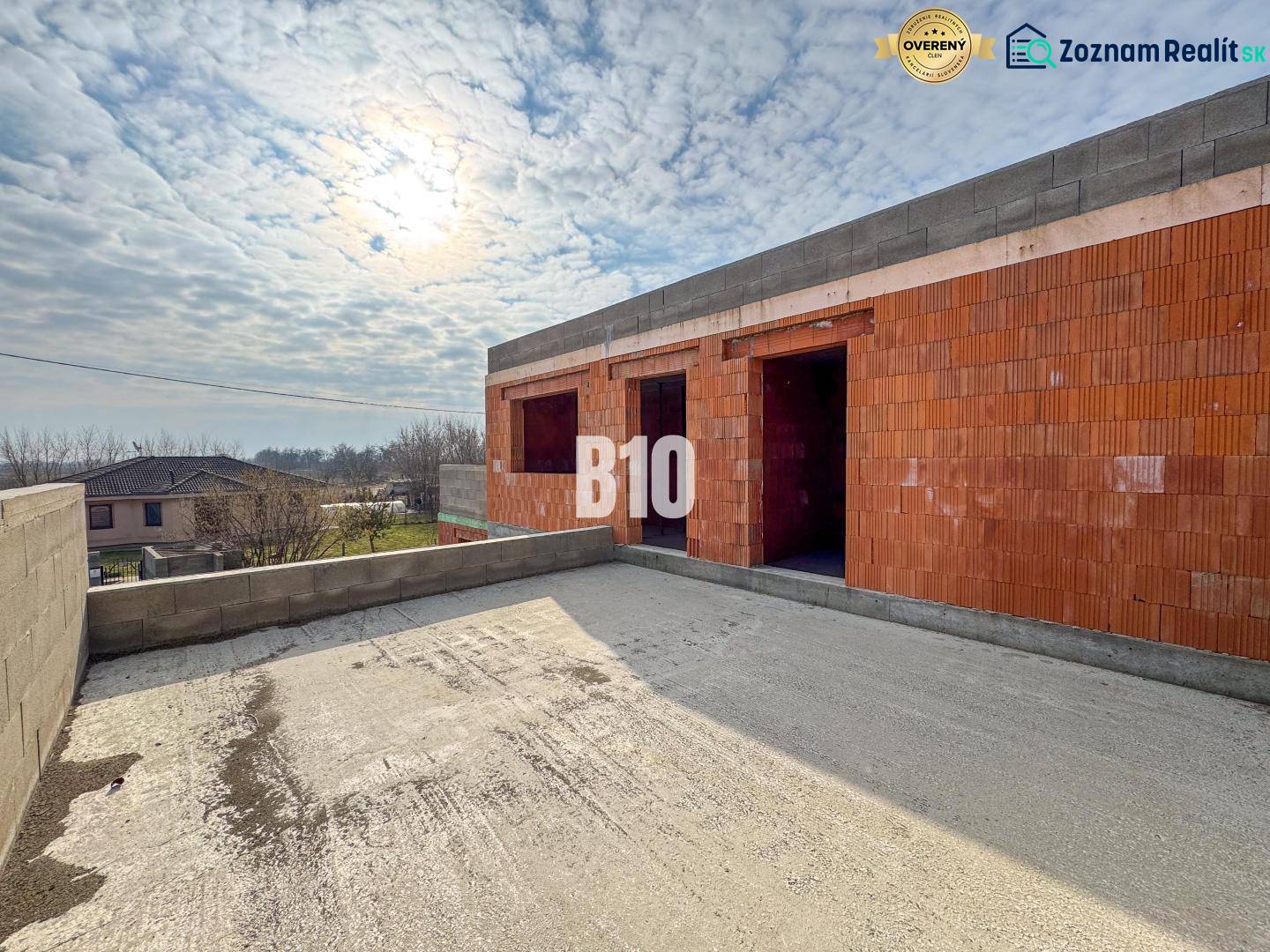 Családi ház építése téglából, ingatlan mellett, tiszta égbolt, építkezés.