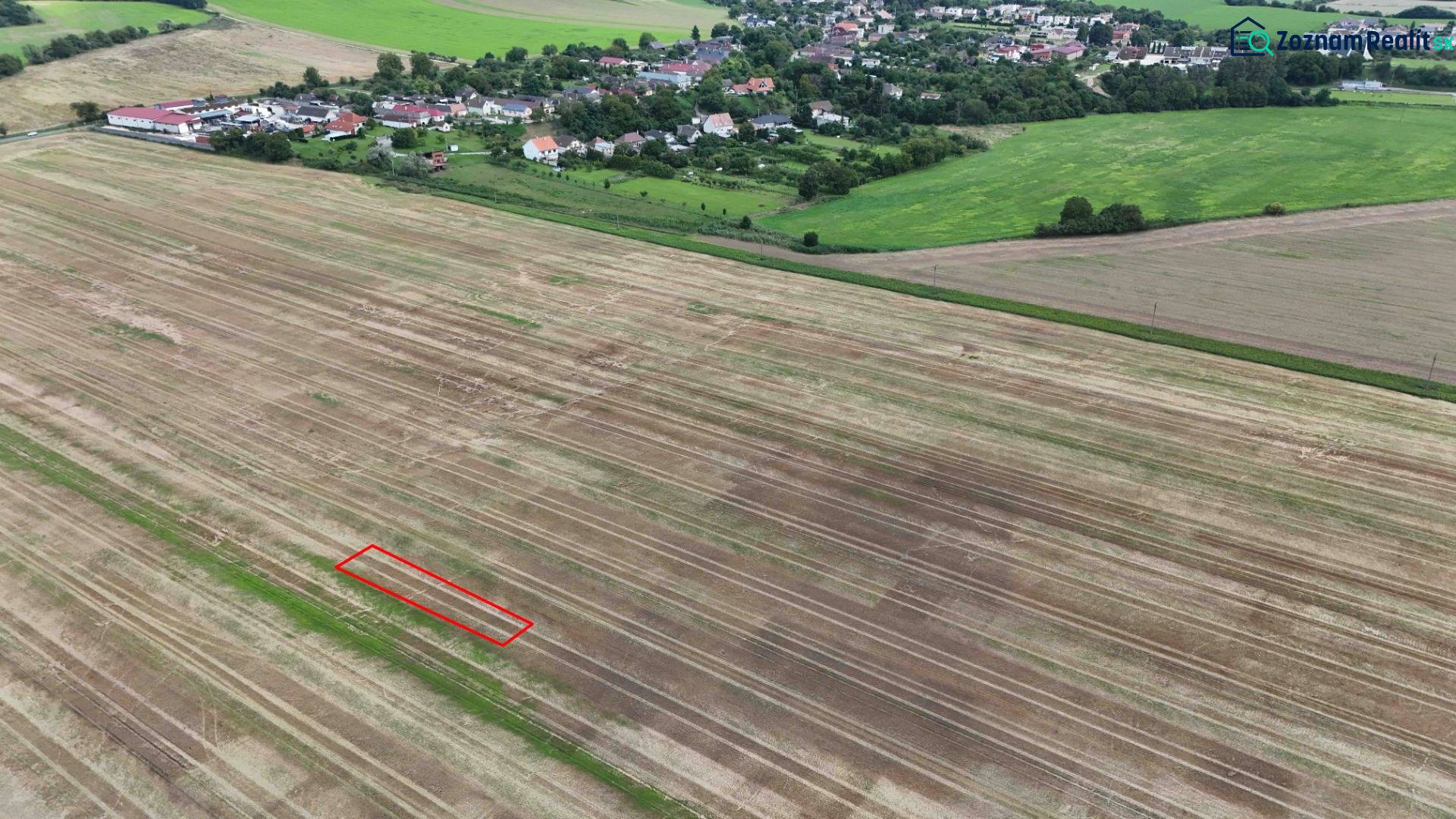 Mezőgazdasági és erdőterületek Újváros közelében, háttérben a faluval.