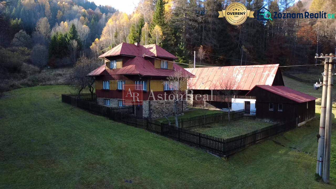 Családi ház Zázrivában, amelyet természet és erdők vesznek körül, nagy udvari területtel.