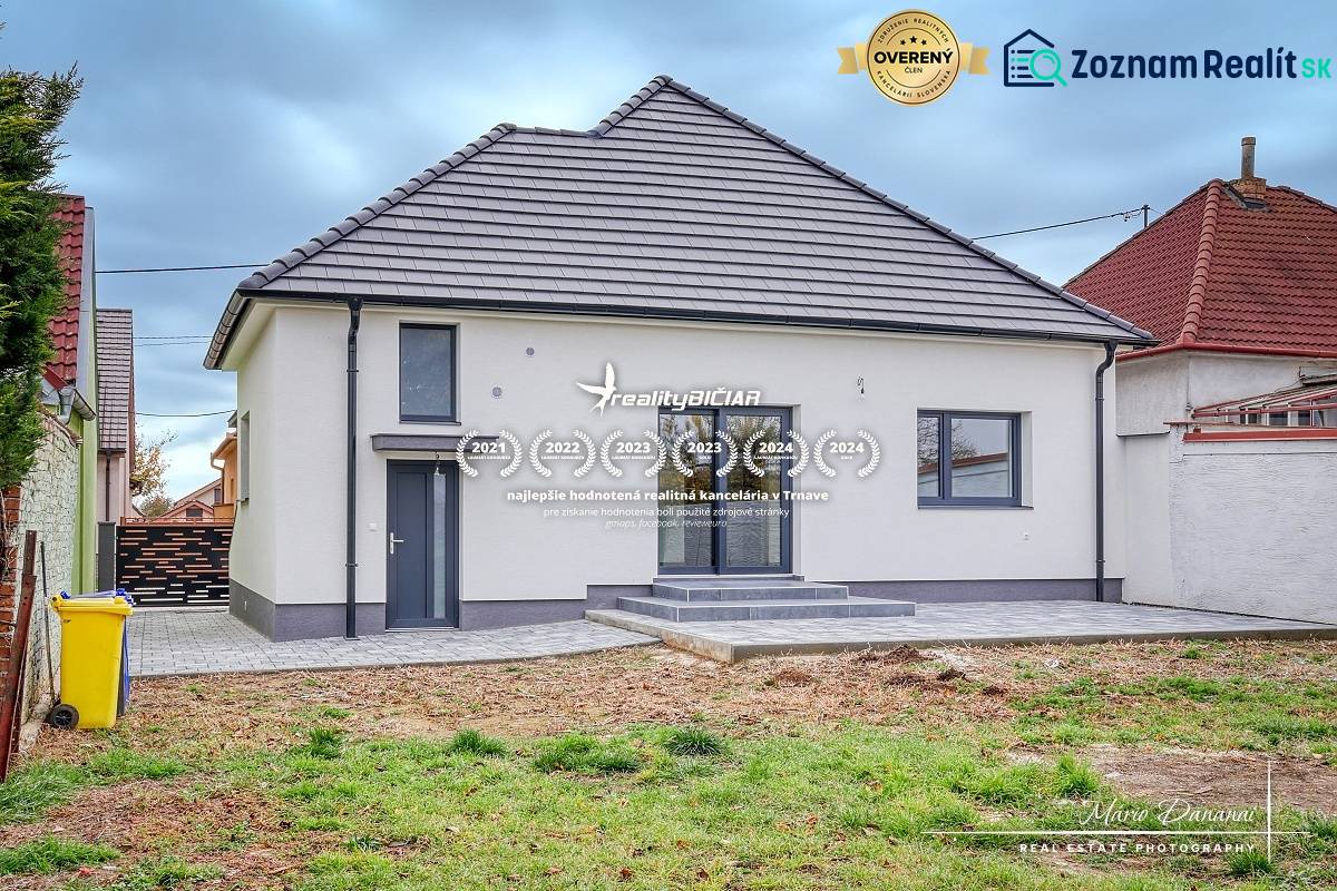 Családi ház az Orechová utcában, Jaslovské Bohunicében, füves udvarral és szilárd burkolatú járdákkal.