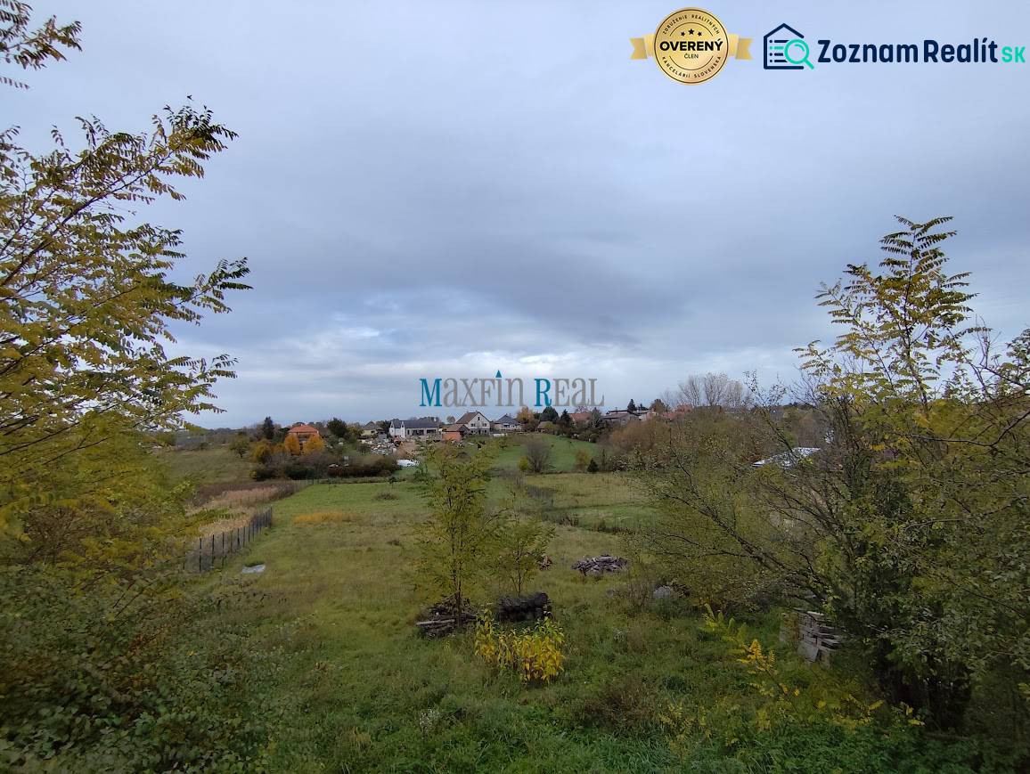 Nagy Bab városában található telek, amely lakhatásra van kijelölve, zöld növényzet és vidéki táj veszi körül.