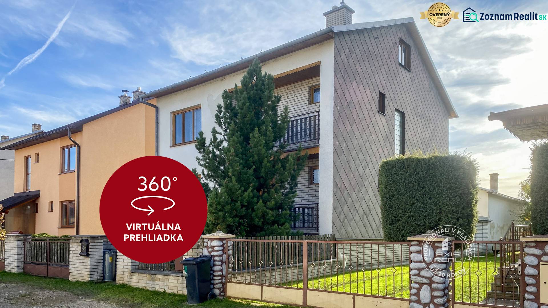 Családi ház a Kamienka utcában, Kamienkában, fa burkolattal és gondozott zöldterülettel.