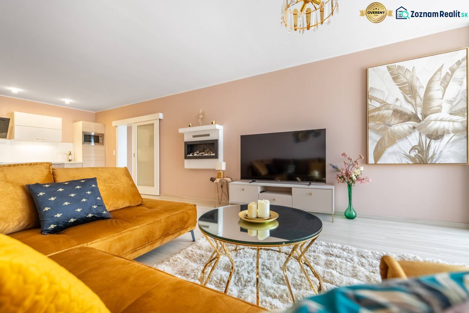 Nappali dekoratív festménnyel, kanapéval és asztallal egy családi házban.