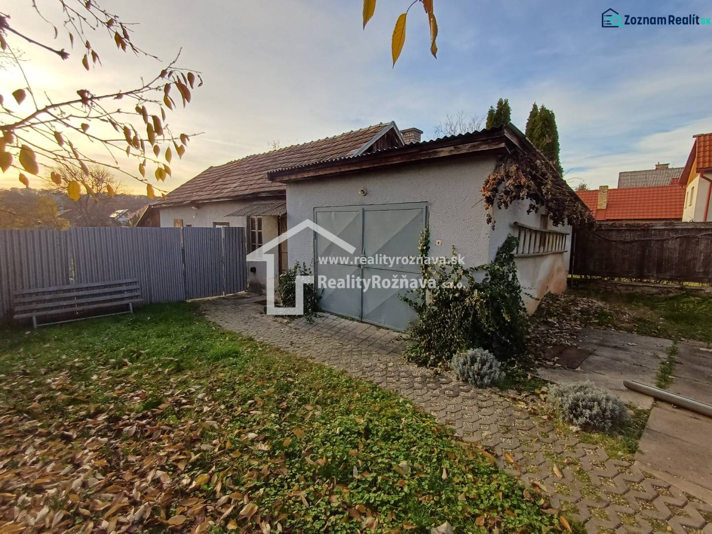 Családi ház Dlhá Ves-en udvarral, füves területtel és garázzsal, kerítéssel körülvéve.