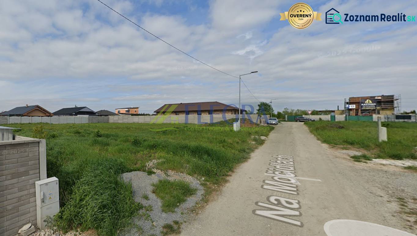 Telkek - lakóhely Csányban, kilátással a nyugodt külvárosra és az üres útra.