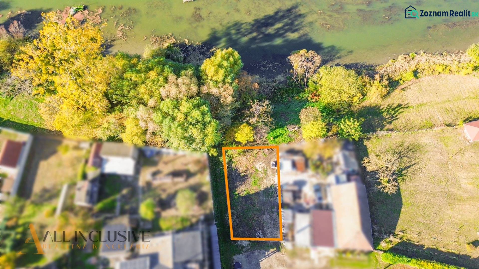 Légi felvétel a Jahodná-i lakóövezetről, amelyet zöld terület vesz körül, közel a vízhez.