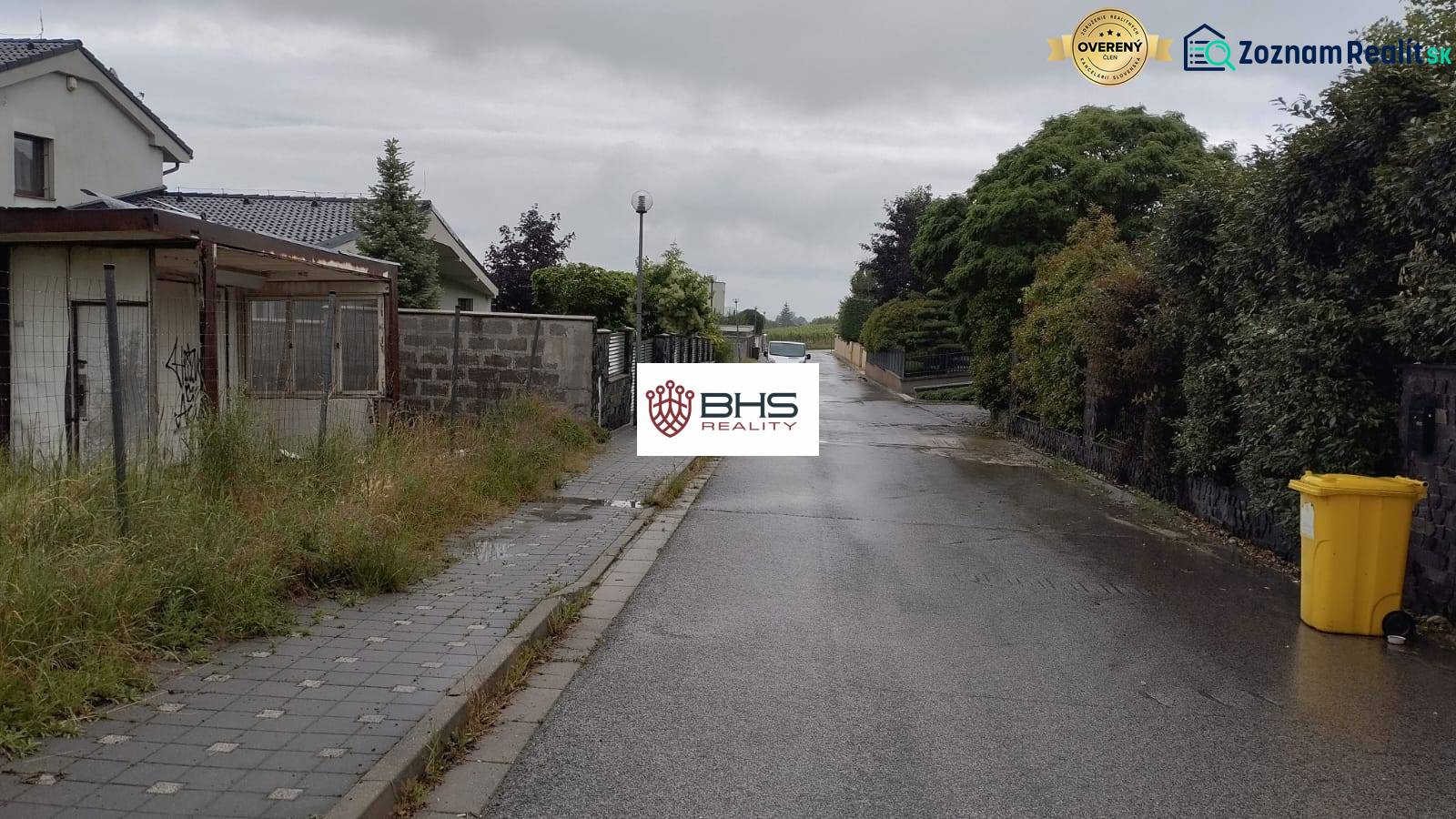 Limbach utca házakkal és járdával, alkalmas lakóterületek számára.