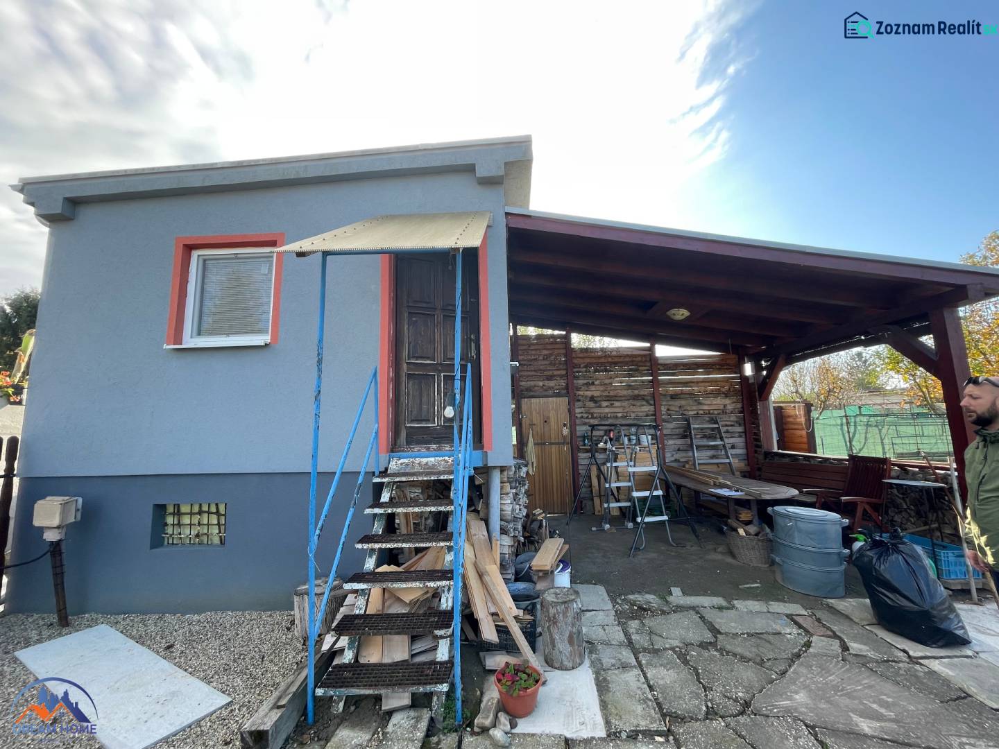 Ház Komáromban, az Új telep utcában, fedett terasszal és fa lépcsővel.