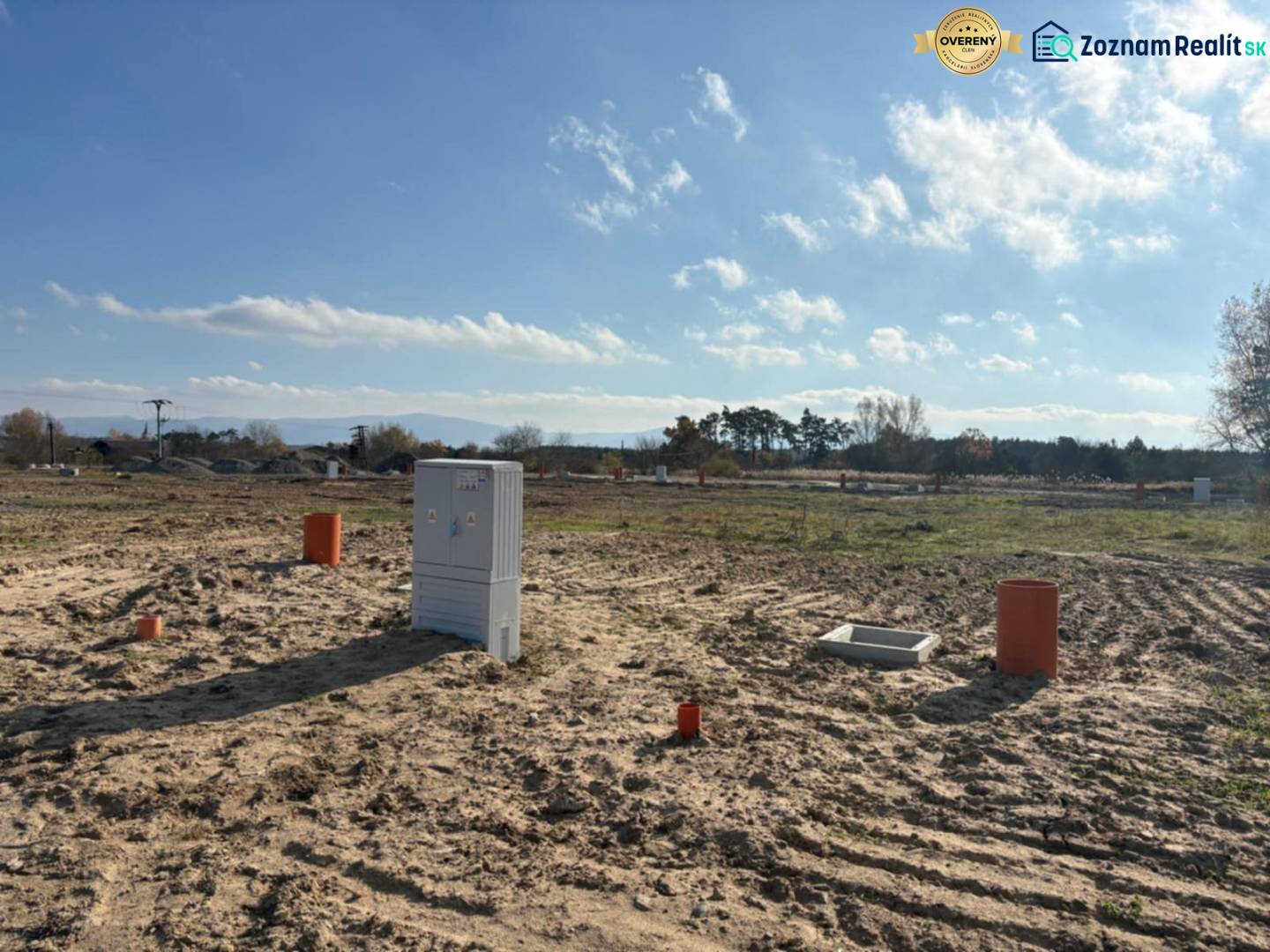 Telkek - lakóövezet Studienkában, a Pod Borovicou utcában közművekkel.