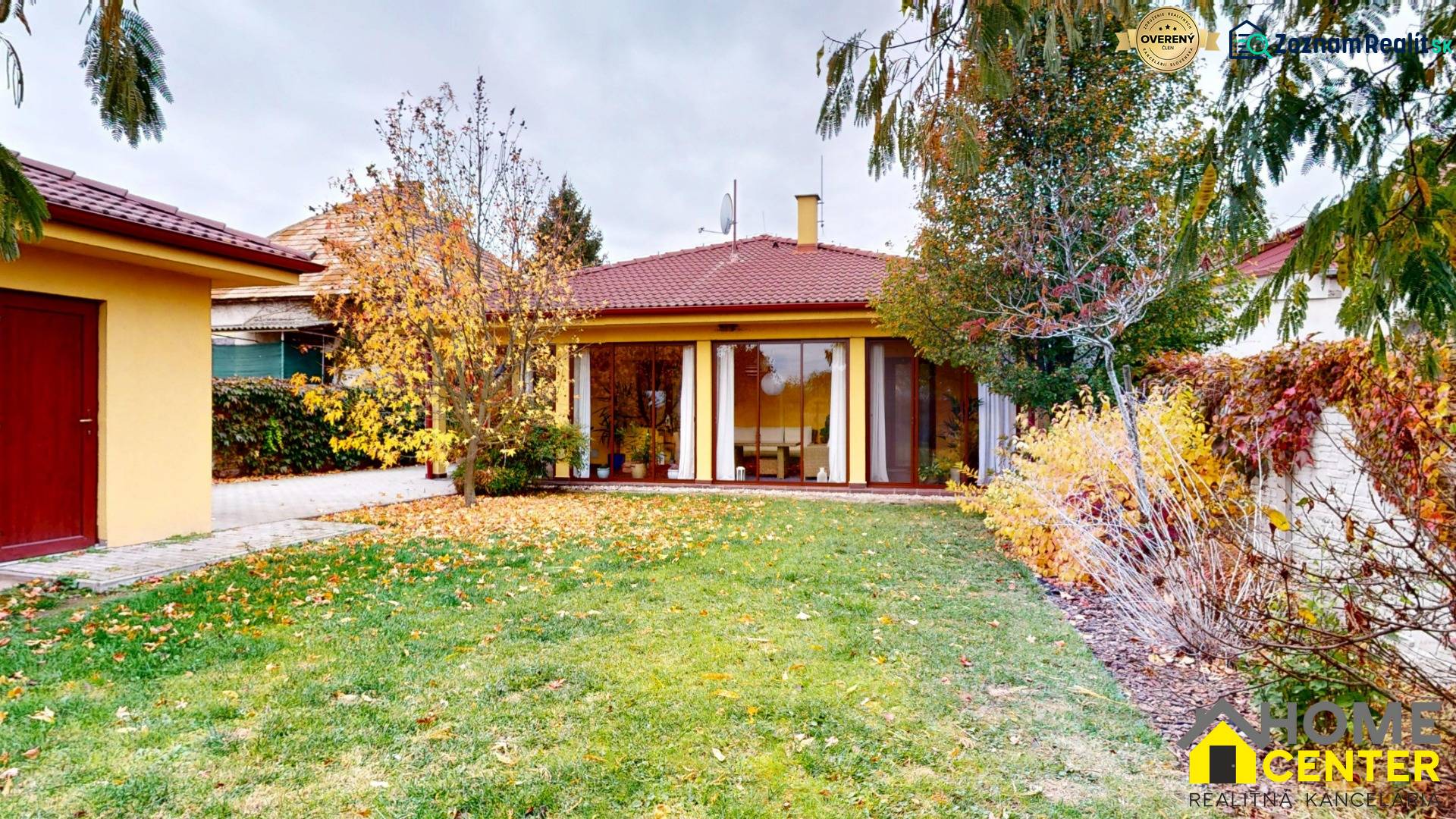 Családi ház Iža-ban, a Ďatelinová utcában, kerttel, lombhullató fákkal és gyepfelülettel.