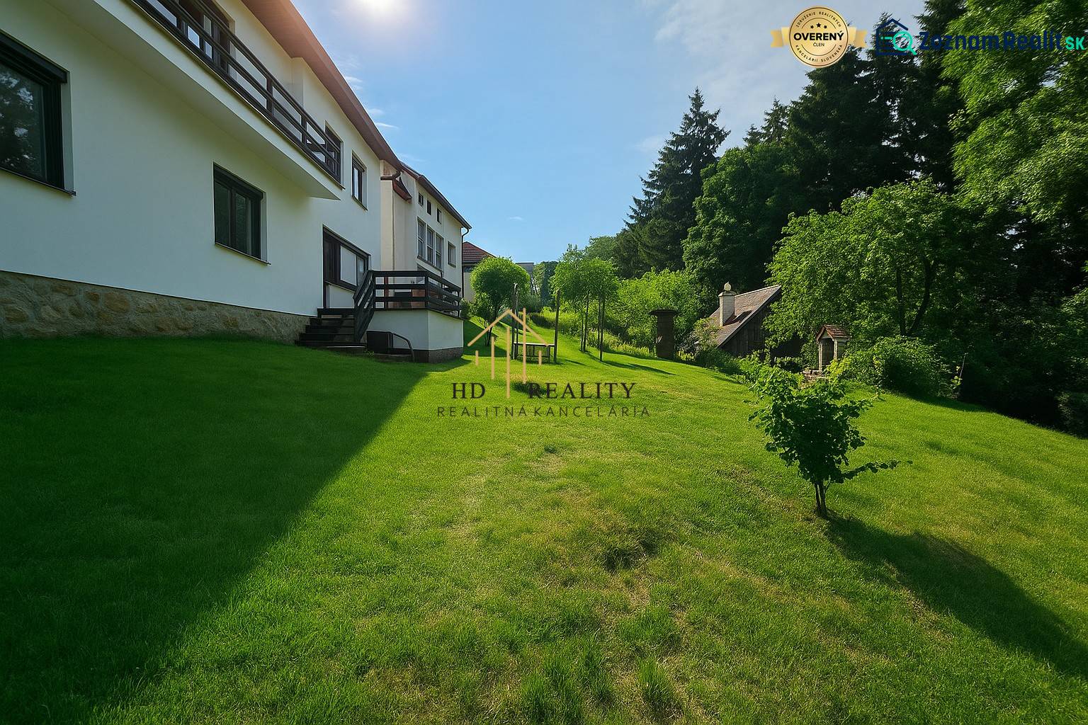 Családi ház Hájikon, Selmecbányán, tágas zöld kerttel és fákkal.