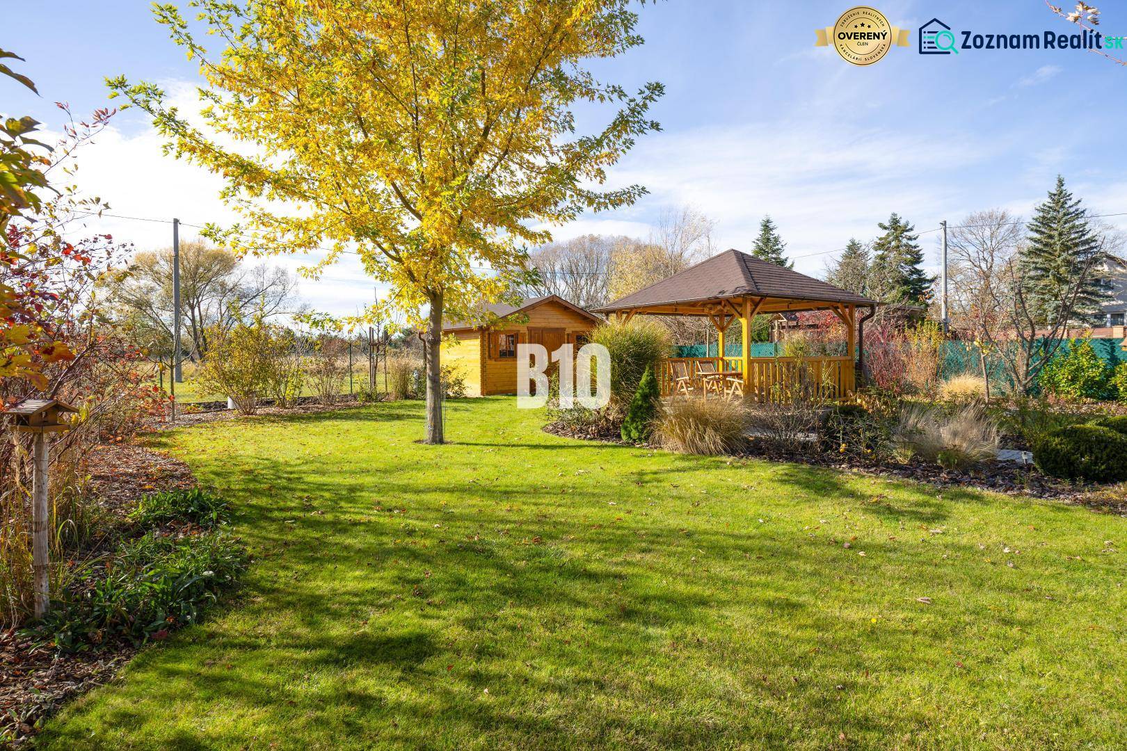 A családi ház kertje Bílkova Humencében, pavilonnal és zöld gyepfelülettel.