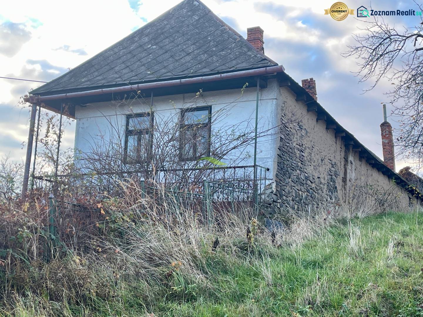 Családi ház a Fő utcán Felsőremetén, elhanyagolt kerttel és régi falakkal körülvéve.