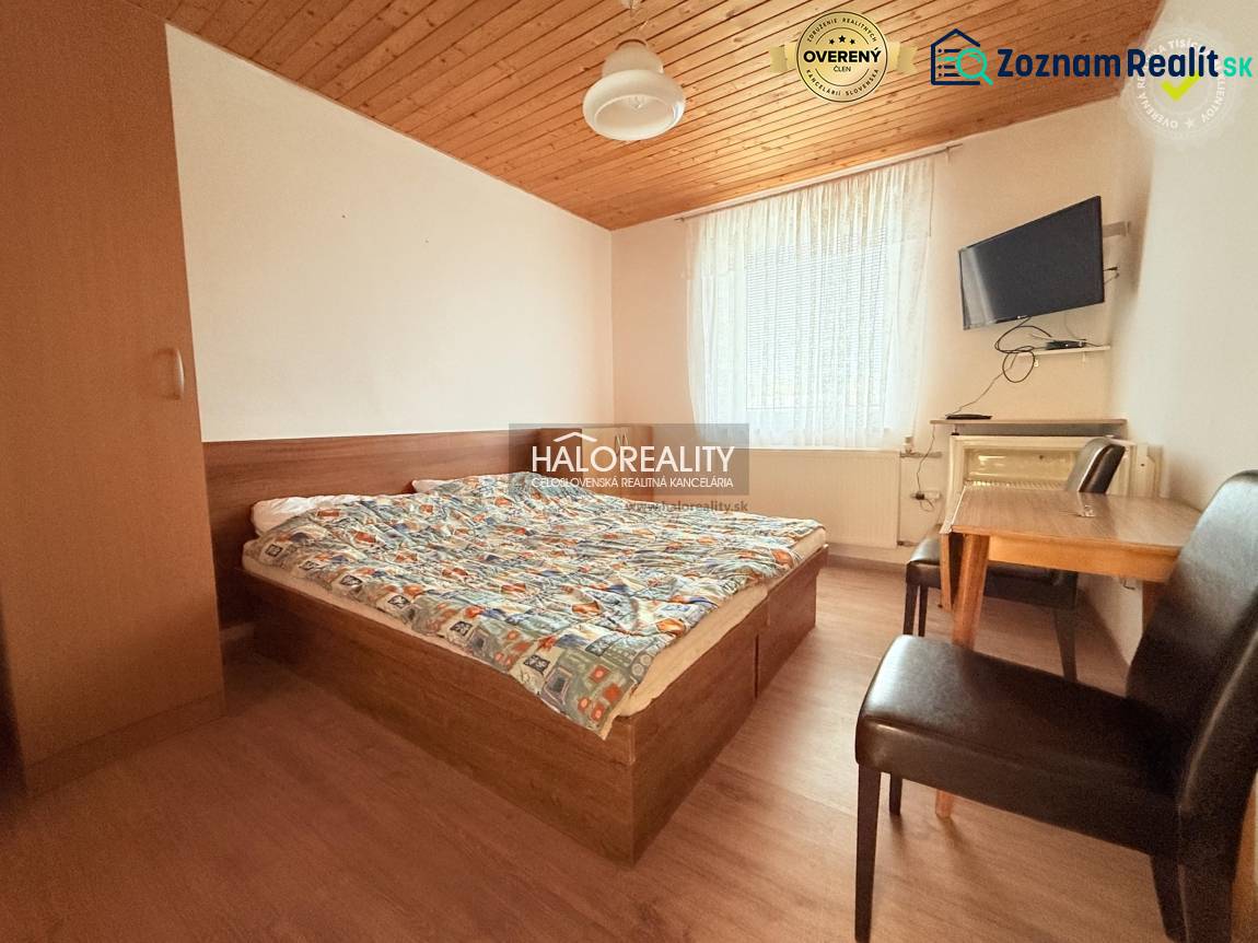 Szoba szállodákban és panziókban ággyal, asztallal és fa dekoros padlóval.