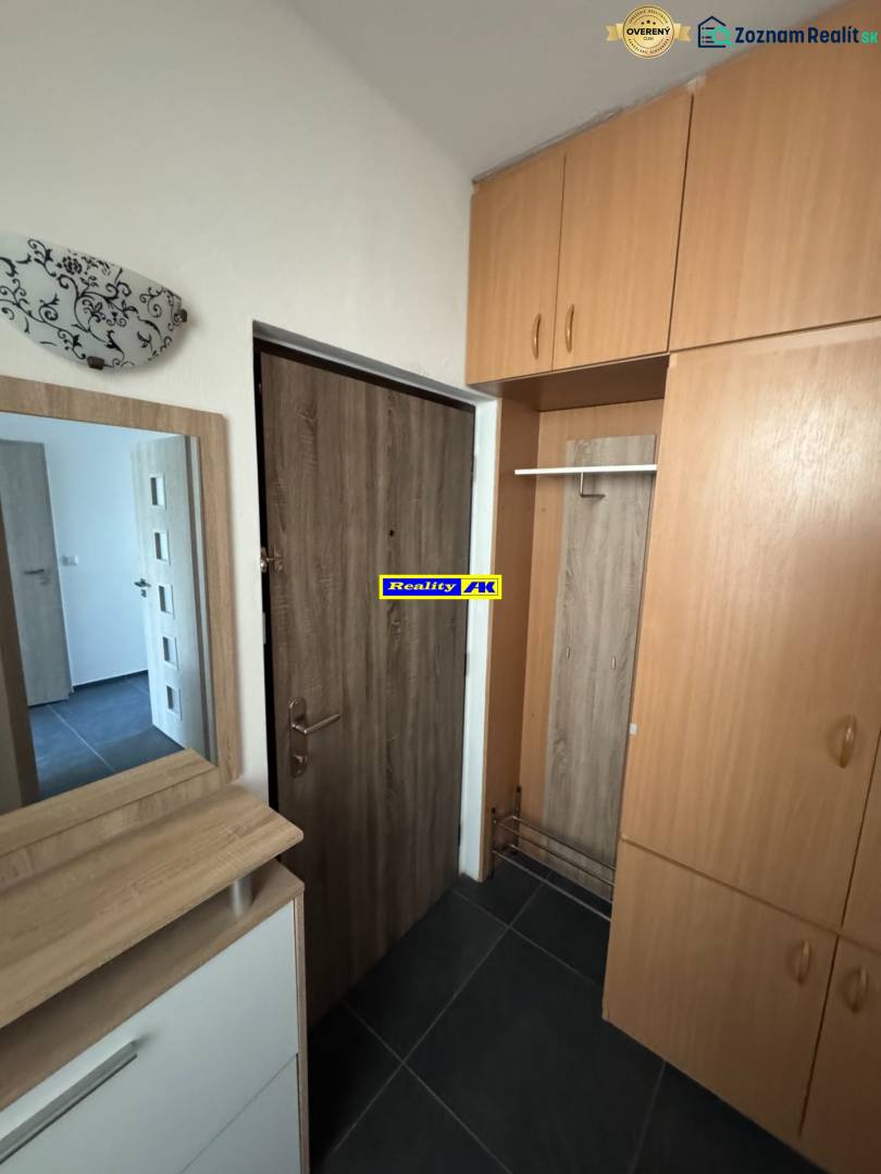 Előszoba tárolóhelyekkel egy háromszobás lakásban, fa dekoros padlóval.