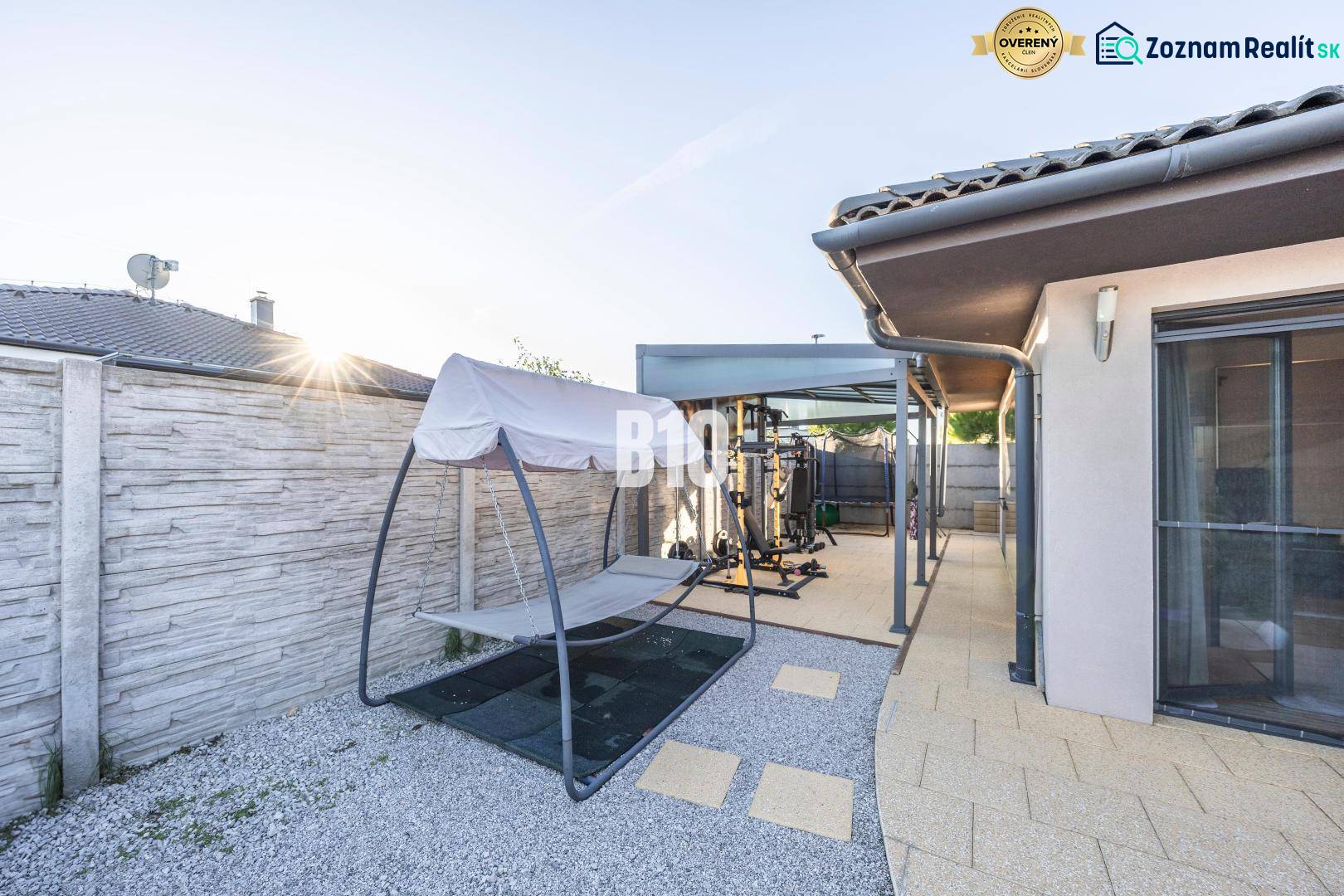 Családi ház Dunaszerdahelyen terasszal, szabadtéri edzőteremmel és hintával.