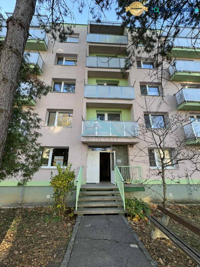 A Vajanského utcai erkélyes társasházban egy 3 szobás lakás eladó.