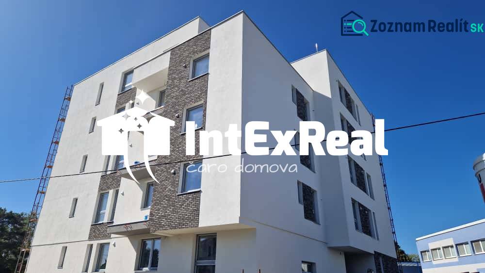 A galántai Sport utcai lakóépület külső része, világos falú homlokzat.