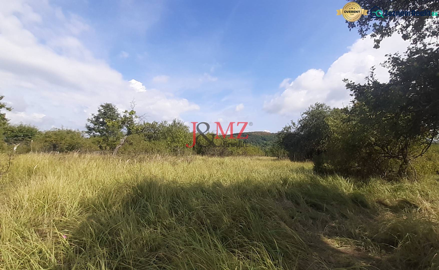 Fásított telek a Jabloňovce Üdülőterületen, Felső Jabloňovce, fákkal körülvéve.