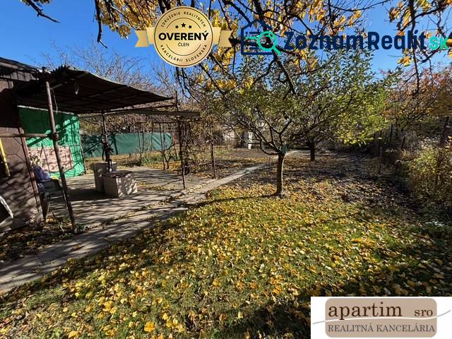 Kertek Pozsonyban - Ružinovban a Közép utcában pergolával és lehullott levelekkel.