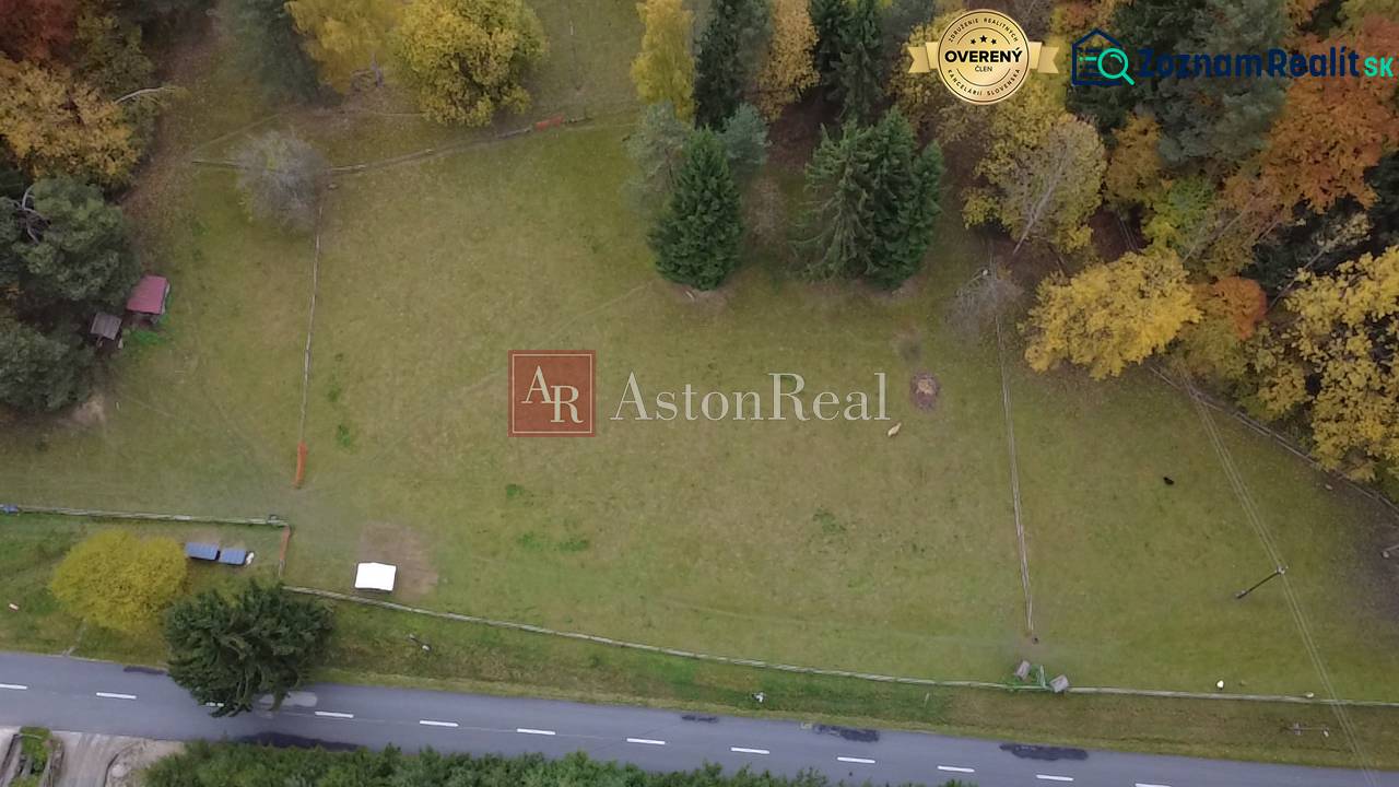 Rekreációs telkek Lazy pod Makytou, Čertov, fákkal körülvéve és aszfaltos bekötőúttal.