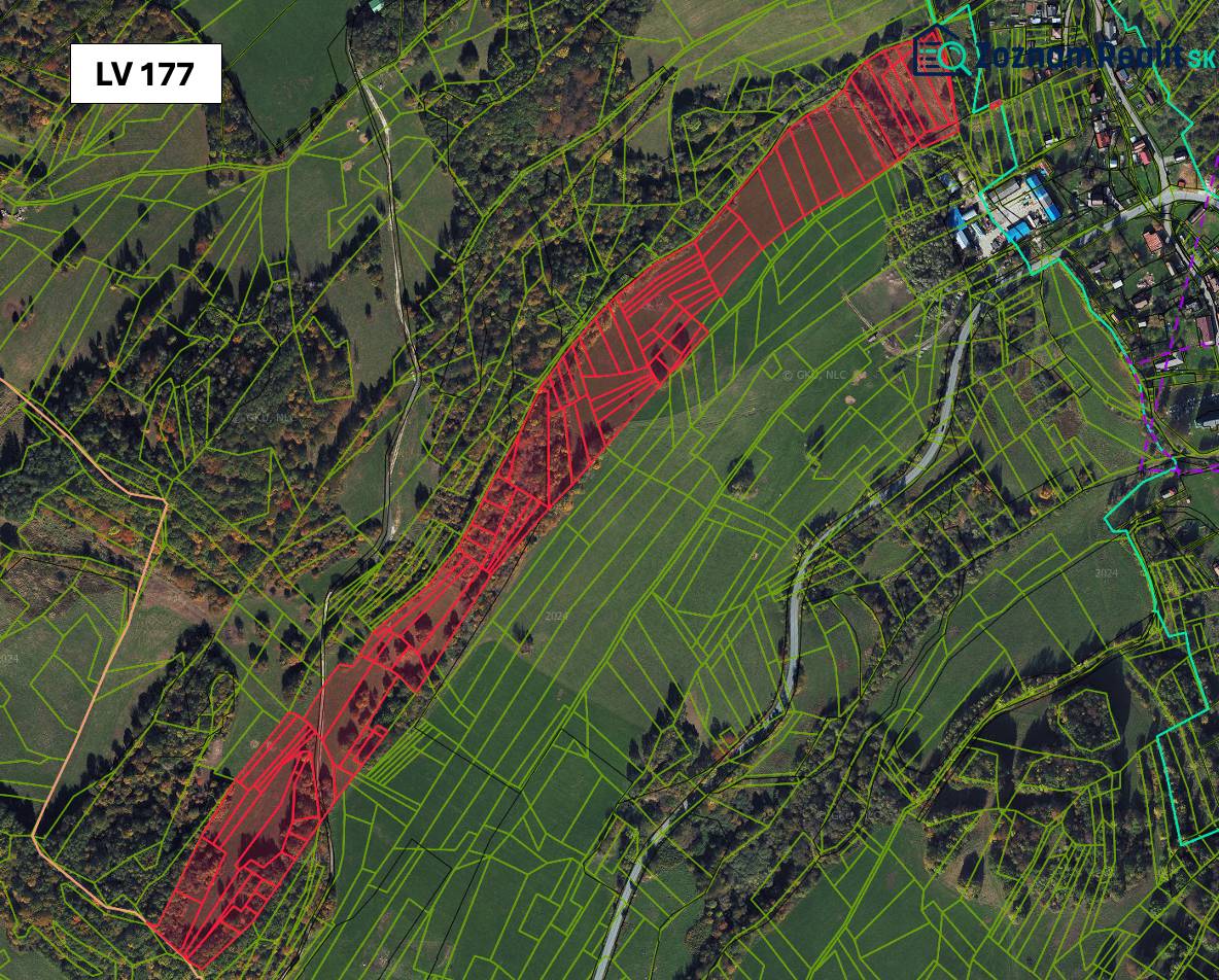 Lúčky: Mezőgazdasági és erdészeti területek kiemelt parcellákkal, utakkal és területekkel a tájban.