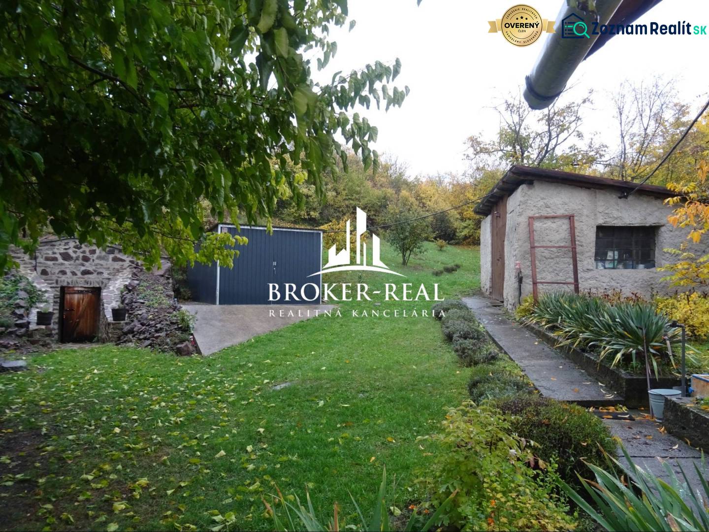 Családi ház Fony községben udvarral, gyepes területtel és zöld környezettel.