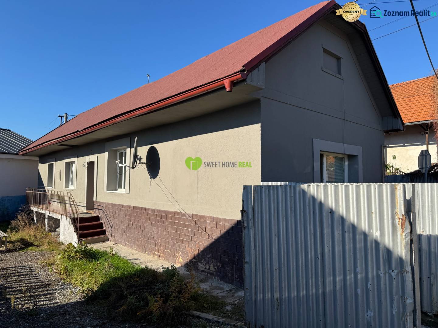 Családi ház a Varovecká utcában, Družstevná pri Hornáde-n, piros bádogtetővel.