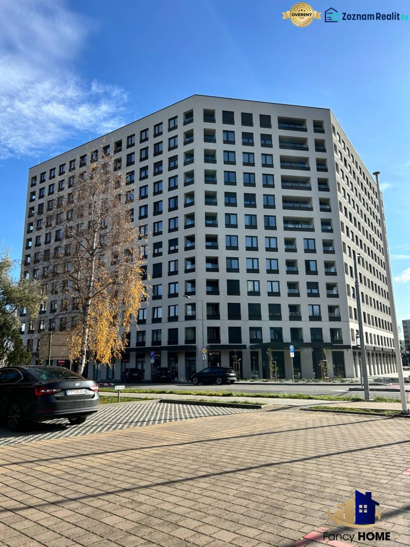 Lakóház a Kárpát utcában, Poprádon, környező parkoló és fák.