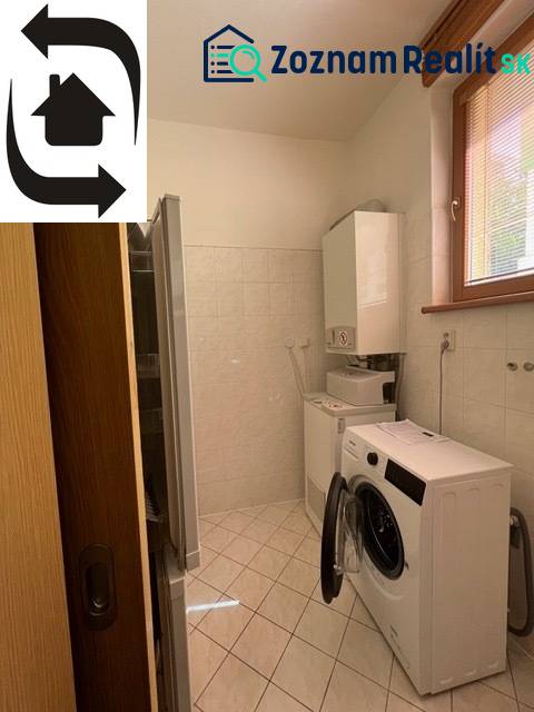 Mosókonyha egy 4 szobás lakásban mosógéppel, szárítógéppel és kazánnal, világos csempével.