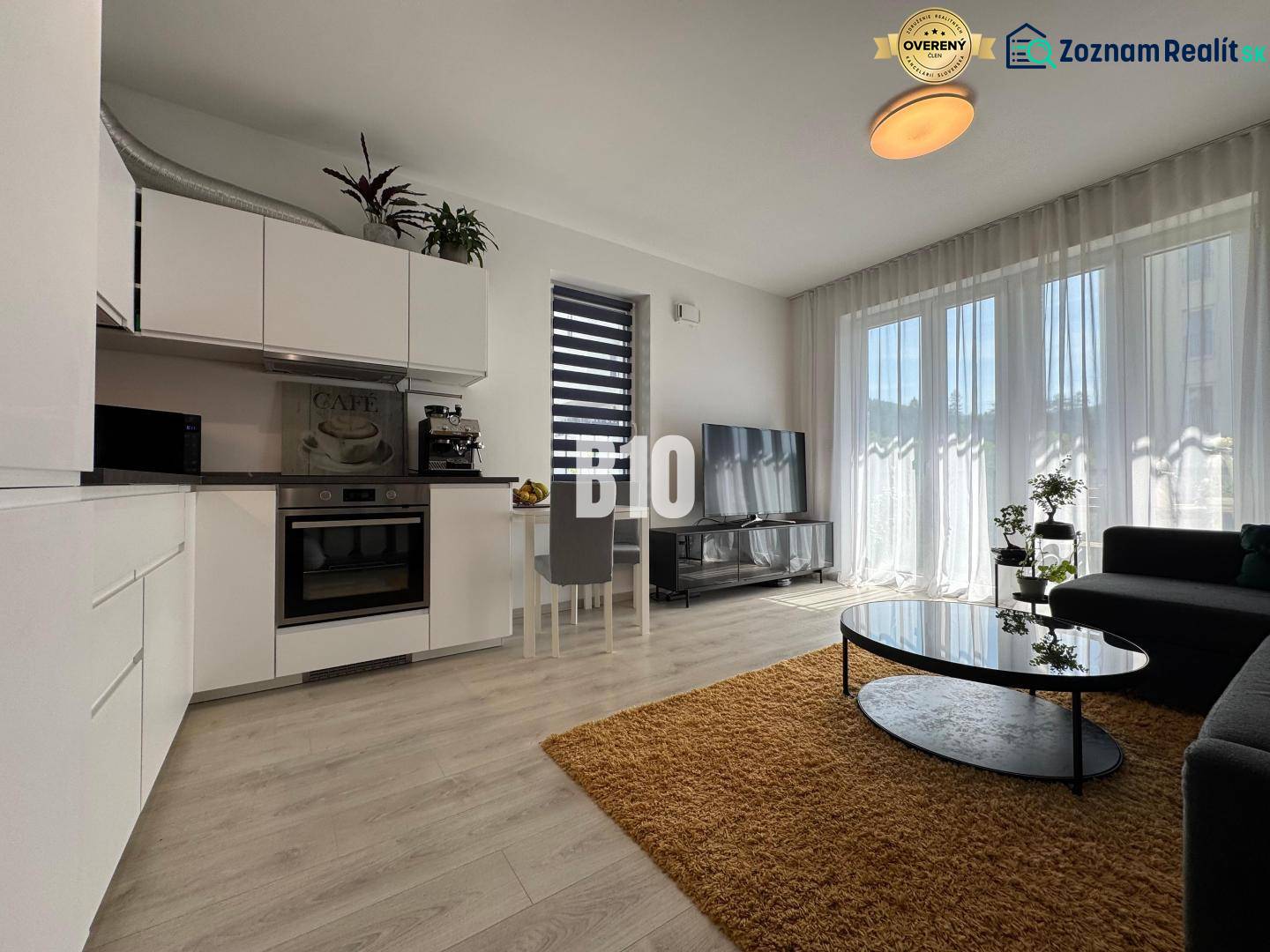 Nappali konyhasarokkal, fa dekoros padló, 2 szobás lakás.