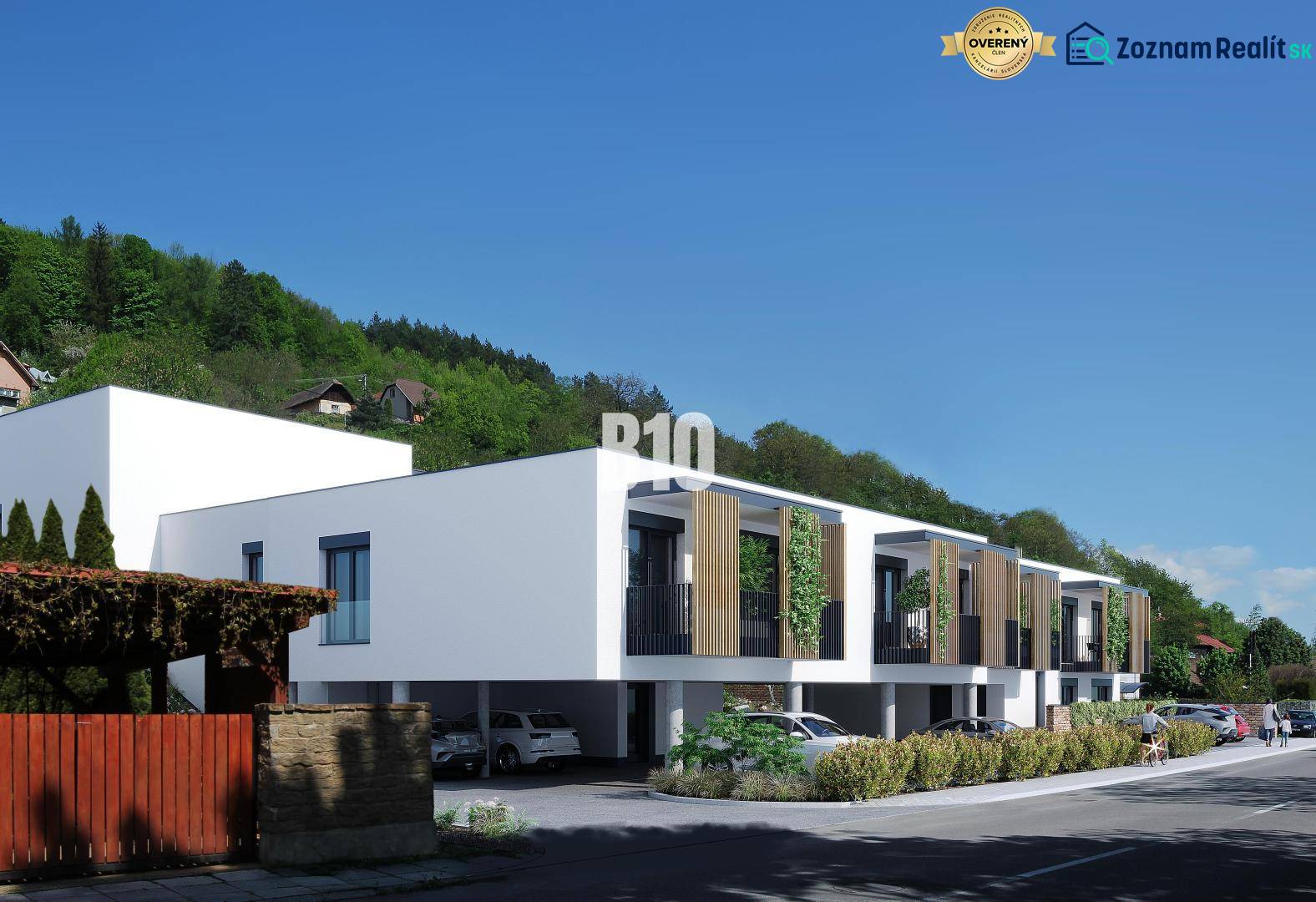 Alacsony modern épületek faelemekkel a zsolnai Alsó utcában.