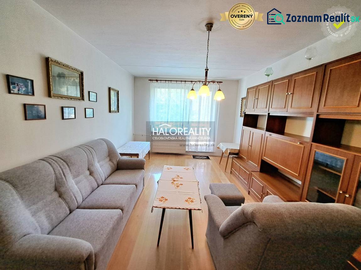 Nappali világítással, fa dekor padlóval és bútorokkal egy háromszobás lakásban.