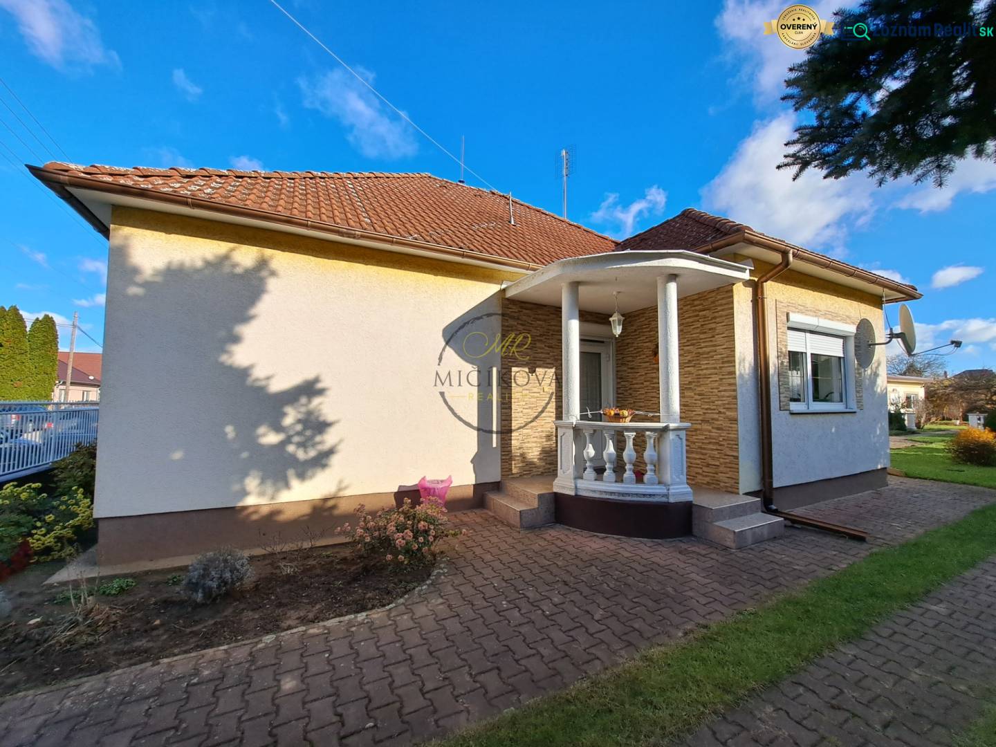 Családi ház Bernolákova utcában Vráble-ben, téglatetővel és kerttel.